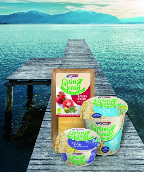 Bauer hat im Februar 2021 pflanzliche Joghurt- und Ksealternativen unter der Marke 'GrnKraft' gelauncht (Quelle: Privatmolkerei Bauer)